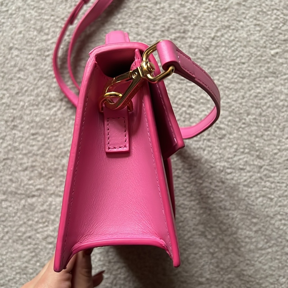 Handbag with adjustable crossbody strap

- Small handle
- Removable strap - Picture 5 of 6